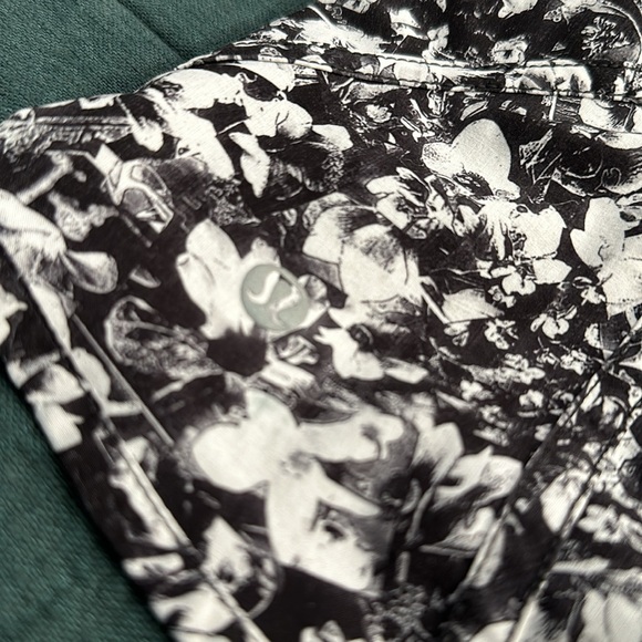 LIKE NEW! Lululemon Tracker Short V (4") - Picture 8 of 15